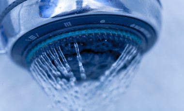 duş ve uçan su damlaları.