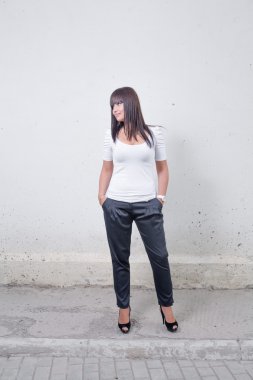 duvarın önünde duran güzel kız