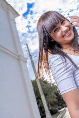 genç güzel kadın portre arkadan aydınlatmalı