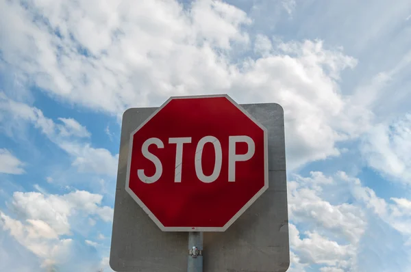 Sucio viejo rojo británico señal de stop y cielo azul . — Foto de Stock