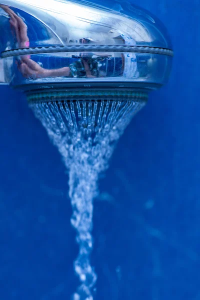 Ducha y gotas de agua volando . — Foto de Stock