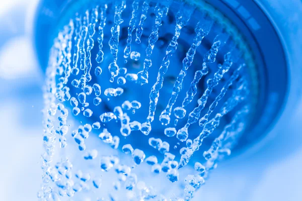 Ducha y gotas de agua volando . — Foto de Stock