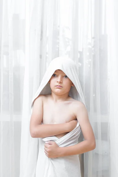 Улыбающийся маленький мальчик в полотенце — стоковое фото