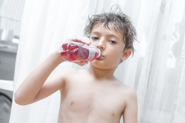 Kid hålla plastflaska — Stockfoto