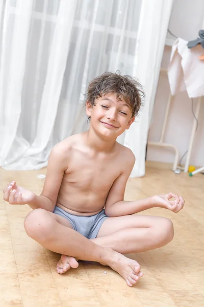 Pojke inomhus mediterar — Stockfoto