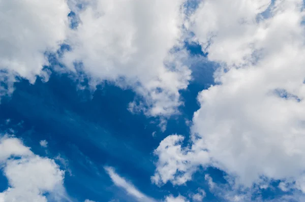 Nubes blancas esponjosas en un cielo azul —  Fotos de Stock