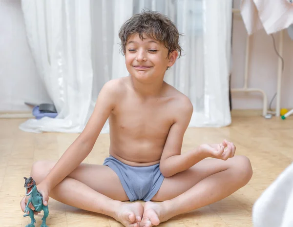 Pojke inomhus mediterar — Stockfoto
