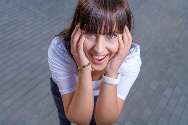 Jeune femme adorable gros plan rétroéclairé — Photo