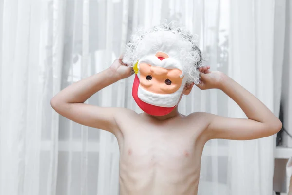 Schattige jongen in santa masker binnenshuis — Stockfoto