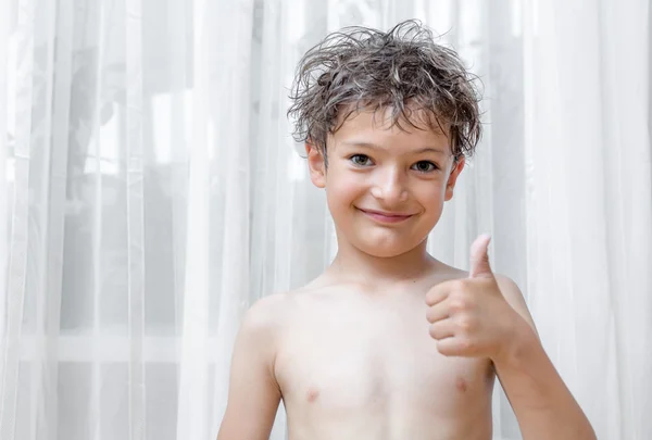 Jongen weergegeven: ok teken — Stockfoto