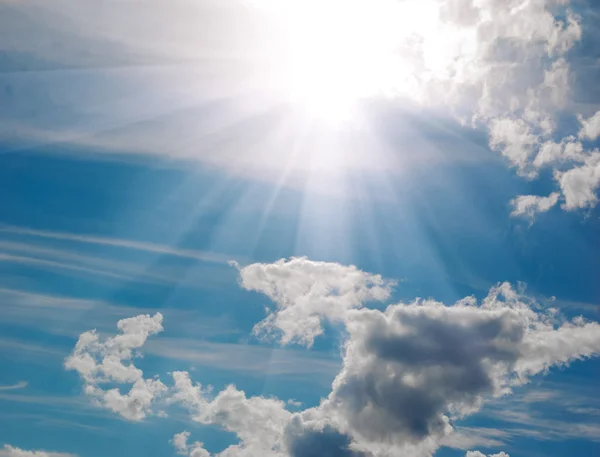 Flauschige weiße Wolken am blauen Himmel — Stockfoto