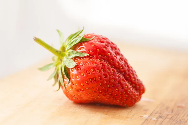 Frische Erdbeeren auf Holztisch — Stockfoto