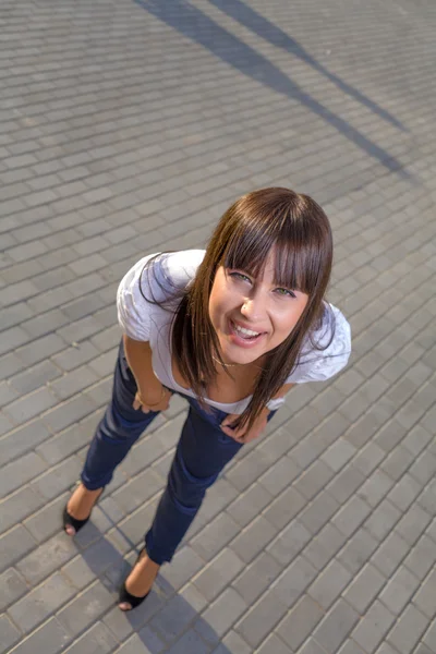 Chica con el pelo largo en la ciudad — Foto de Stock