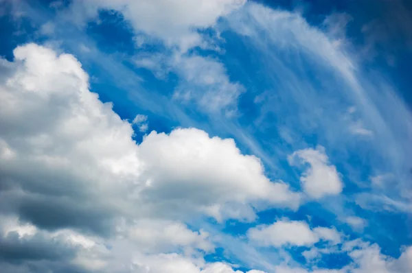 Nuvens brancas fofas em um céu azul — Fotografia de Stock