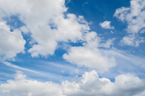 Flauschige weiße Wolken am blauen Himmel — Stockfoto