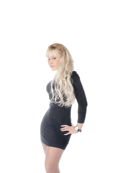 Elegante mujer de moda en vestido negro. atractiva mujer rubia —  Fotos de Stock