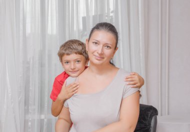 mutlu anne ile oğlu ışık arka plan üzerinde