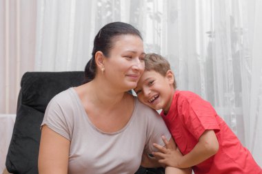 Oğluyla birlikte mutlu bir anne.