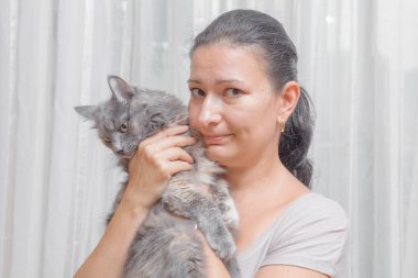 bir kedi kapalı kadınlar