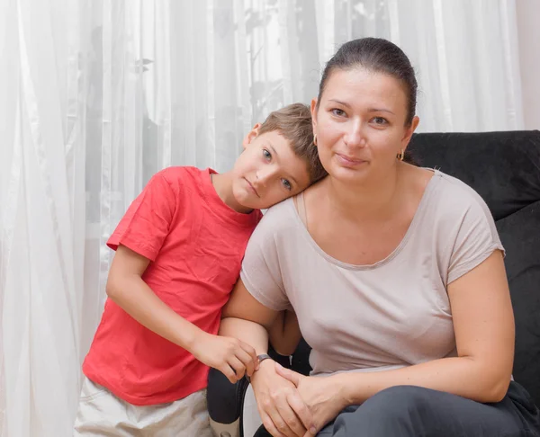 Porträt einer Mutter mit glücklichem Sohn zu Hause — Stockfoto