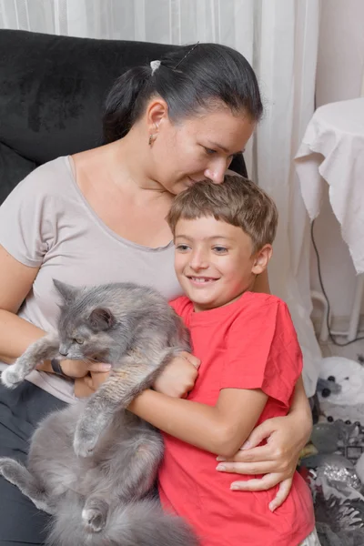 Mother and son with cat — Stock Photo, Image