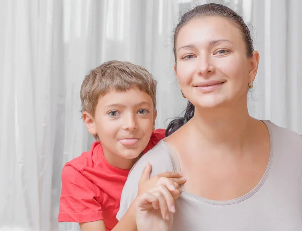 Madre feliz con el hijo sobre fondo claro —  Fotos de Stock