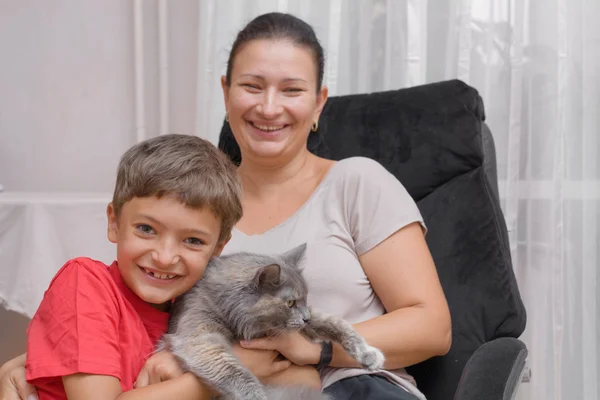 Mutter und Sohn mit Katze — Stockfoto