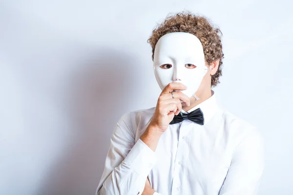 Gezicht MIME-close-up emotie in gedachte, een zwarte vlinderdas en masker — Stockfoto