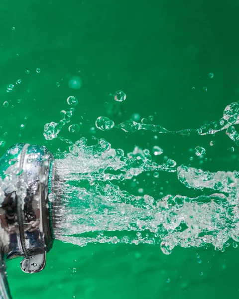 Doccia con gocce d'acqua cadenti sullo sfondo verde . — Foto Stock