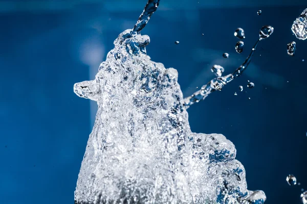 Blu spruzzata di gocce d'acqua close up sparare — Foto Stock