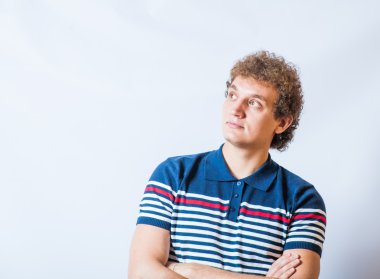 Genç sarışın yetişkin beyaz adam gri bir arka plan üzerinde rahat kıyafetler.