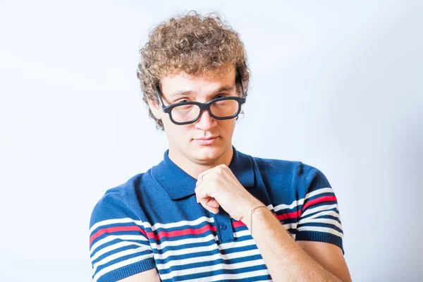 Retrato de un hombre con gafas nerd n estudio divertido —  Fotos de Stock