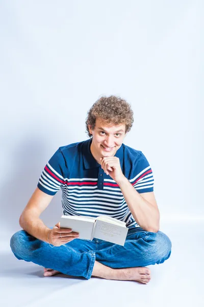 Jovem lendo um livro — Fotografia de Stock