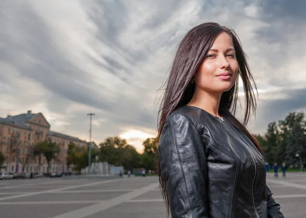 Russian brunette 20s years old posing outdoors weared black leather jacket — Stock Photo, Image