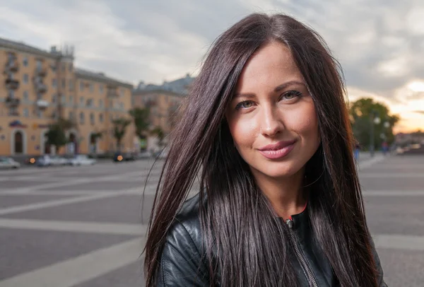 Russian brunette 20s years old posing outdoors weared black leather jacket — Stock Photo, Image