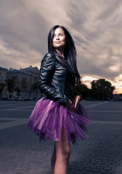 Сексуальная брюнетка на открытом воздухе в черной кожаной куртке и балетной балетной балетной пачке фиолетового цвета — стоковое фото