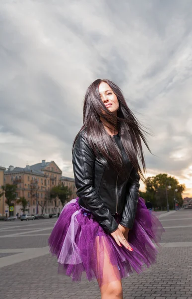 Sexy brunette buitenshuis weared zwart lederen jas en ballet tutu-rok violette kleur — Stockfoto