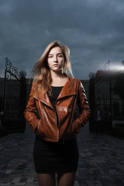 Beautiful young woman at night befor cemetery Gates — Stock Photo, Image