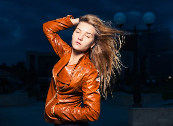 Portrait of a beautiful blonde outdoors in the city park at night — Stock Photo, Image