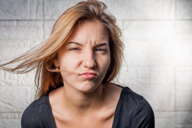 mutsuz - ekşitmeden güzel sarışın saçlı 20'li kadınlar