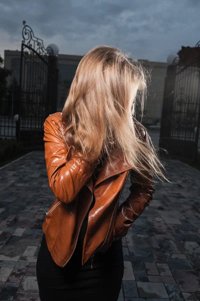 Belle jeune femme la nuit befor cimetière Portes — Photo