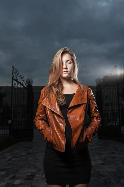 Vacker ung kvinna på natten befor kyrkogård grindar — Stockfoto