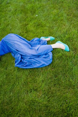 Otların arasında bacaklar