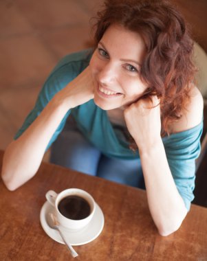 kahve ile cafee oturuyor ve Kızıl saçlı kadın