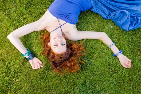 Rotschopf im frischen Gras Sommerspaß — Stockfoto