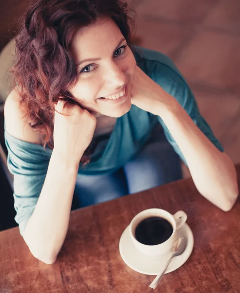 Roodharige vrouwen zitten in het koffiehuis met kop koffie — Stockfoto