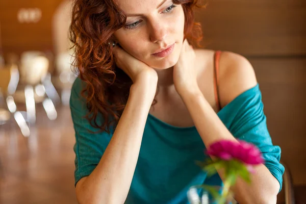 Fille dans le café — Photo