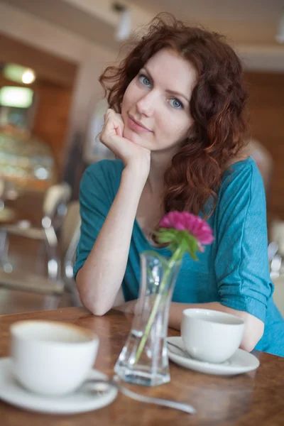 Девушка в кафе — стоковое фото