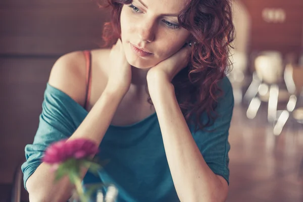 Fille dans le café — Photo