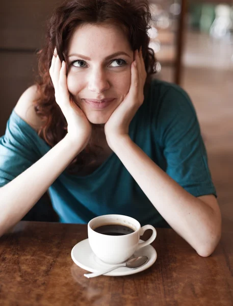 Kahve ile cafee oturuyor ve Kızıl saçlı kadın — Stok fotoğraf